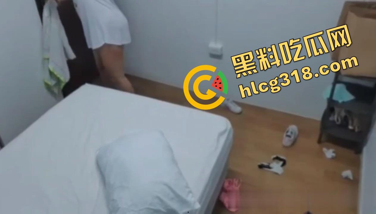 这画面我能看十遍，美国女主播开色播衣服刚脱一半，奶奶冲进来开锤，爷爷悄悄锁门摸奶！-1