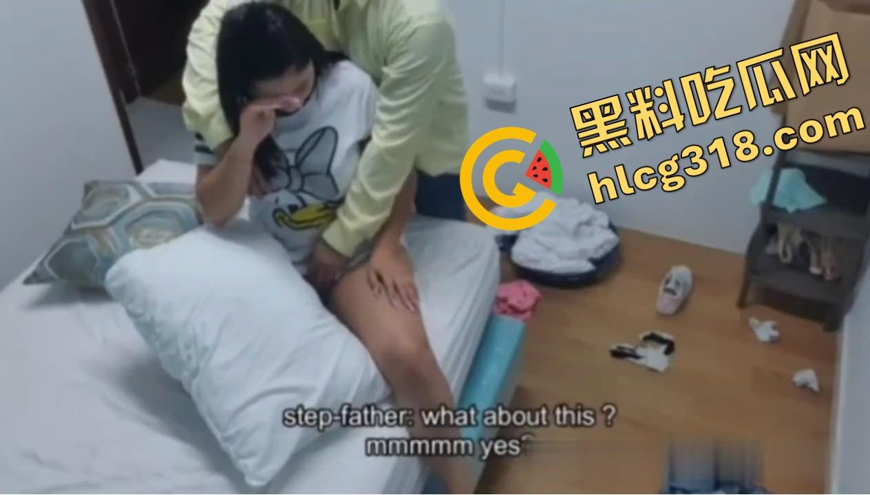 这画面我能看十遍，美国女主播开色播衣服刚脱一半，奶奶冲进来开锤，爷爷悄悄锁门摸奶！-16