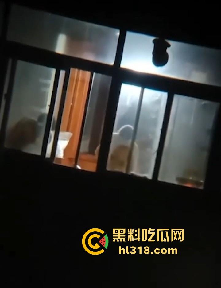深夜人妻性爱缠绵后全裸做饭，全身赤裸全程低头忙活，被好邻居全程偷拍，巨乳大奶格外引人注目！-4
