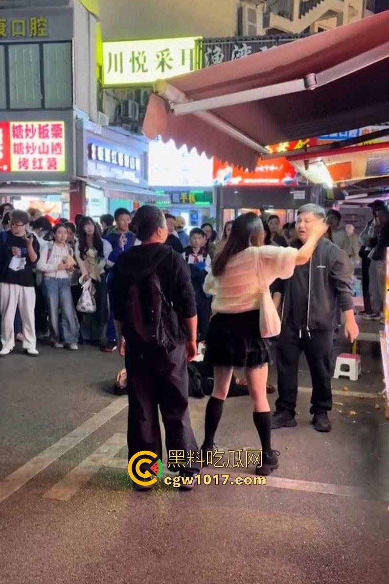 湖南大学城章鱼小丸子事件，两女子因出餐慢怒砸摊位，推倒七旬奶奶致脑梗，摊主儿子哭诉怒喷“泼妇蛮横”！-4