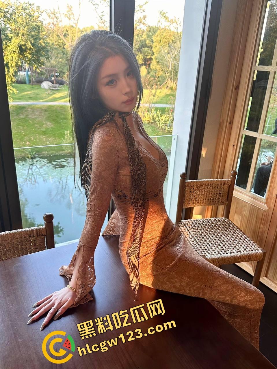 反差眼镜骚妹玩疯了，JK制服配上黑丝边被爆操边撕袜子，逼肿丝破成狗样，这种母狗玩起来太上头！-6