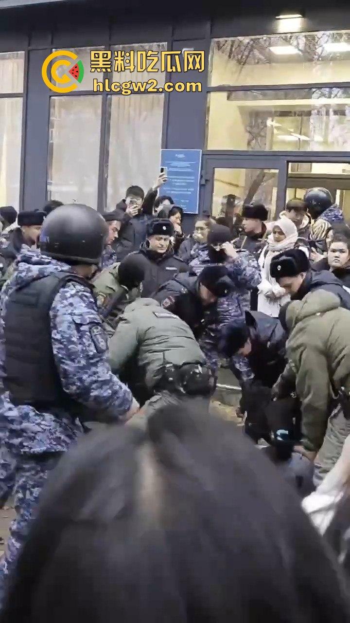 三根警棍破你的英雄梦！俄罗斯哈山外办，伊朗学生挑衅中国同学不服管教被警方制服带走-3