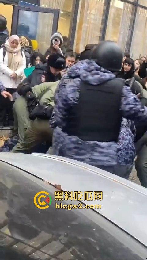 三根警棍破你的英雄梦！俄罗斯哈山外办，伊朗学生挑衅中国同学不服管教被警方制服带走-7