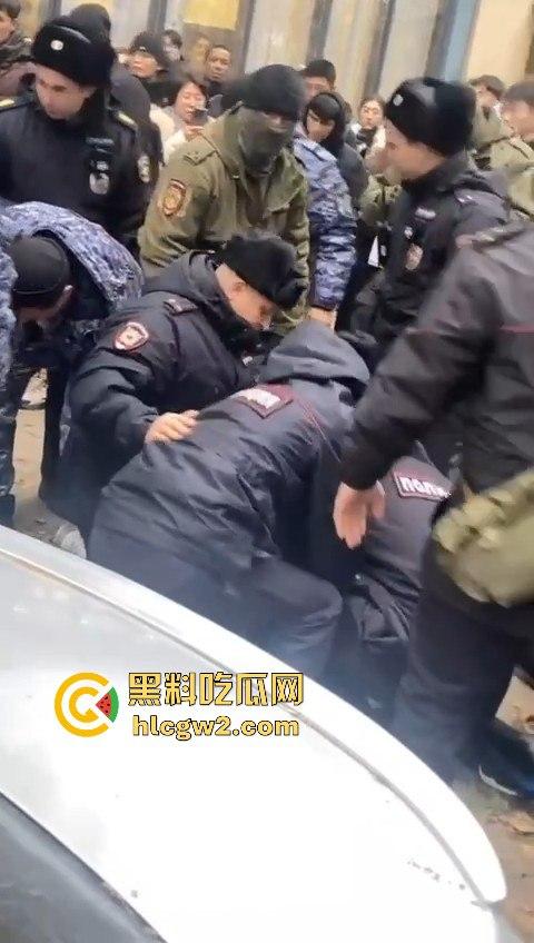 三根警棍破你的英雄梦！俄罗斯哈山外办，伊朗学生挑衅中国同学不服管教被警方制服带走-8