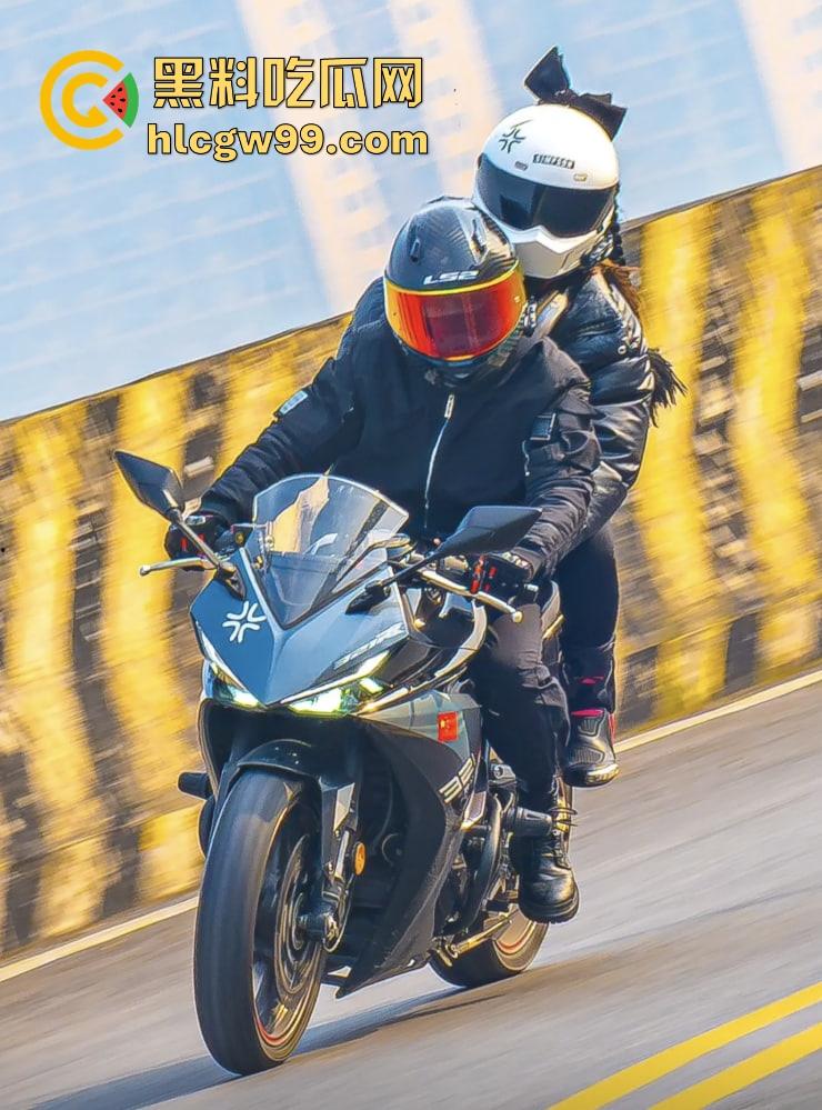 重庆22岁摩托博主【蓄意喵喵拳】抬头骑摩托玩命秀逆行甩头，受伤住院还水滴筹，这波操作真是秀到飞起！-4