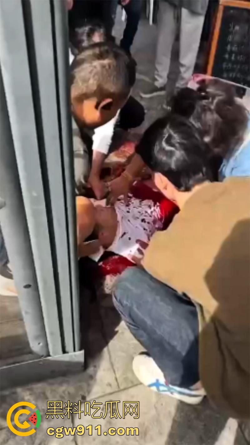 在国外最大的危险就是同胞，意大利米兰华人街，36岁华人男子早同胞砍杀，目前仍在全力抢救！-7