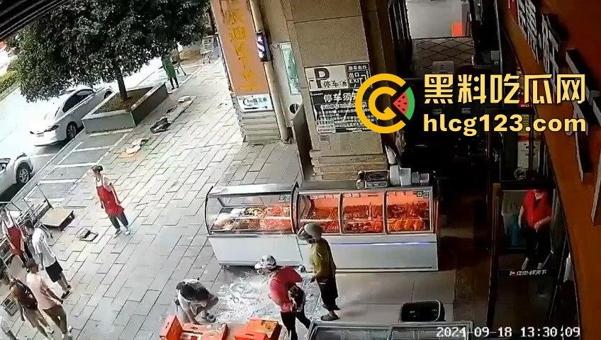 疯狗发狂咬住不放！怀孕母狗突袭小女孩，女孩妈都懵了，幸亏路人群殴才救回命！-1