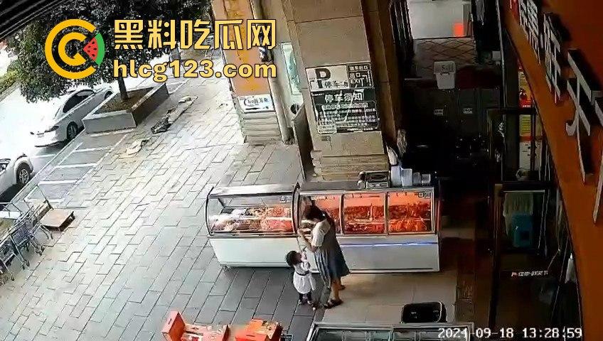 疯狗发狂咬住不放！怀孕母狗突袭小女孩，女孩妈都懵了，幸亏路人群殴才救回命！-7