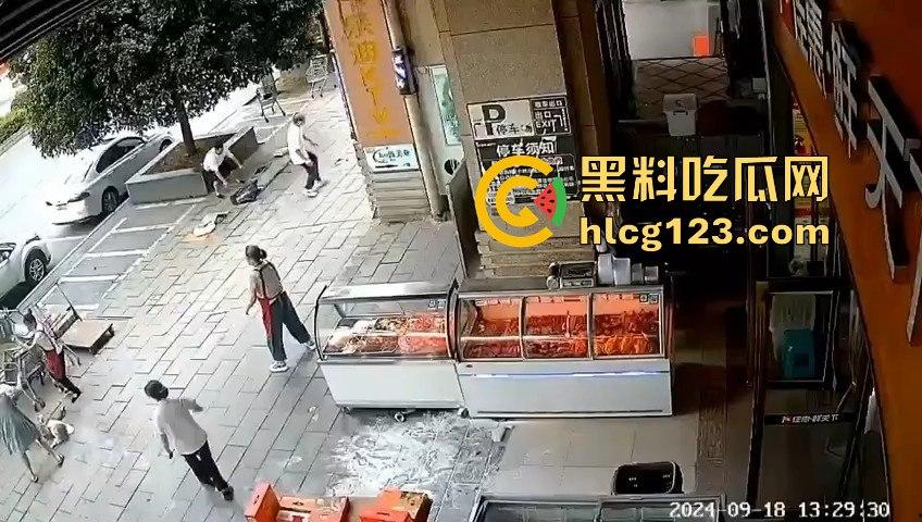 疯狗发狂咬住不放！怀孕母狗突袭小女孩，女孩妈都懵了，幸亏路人群殴才救回命！-9