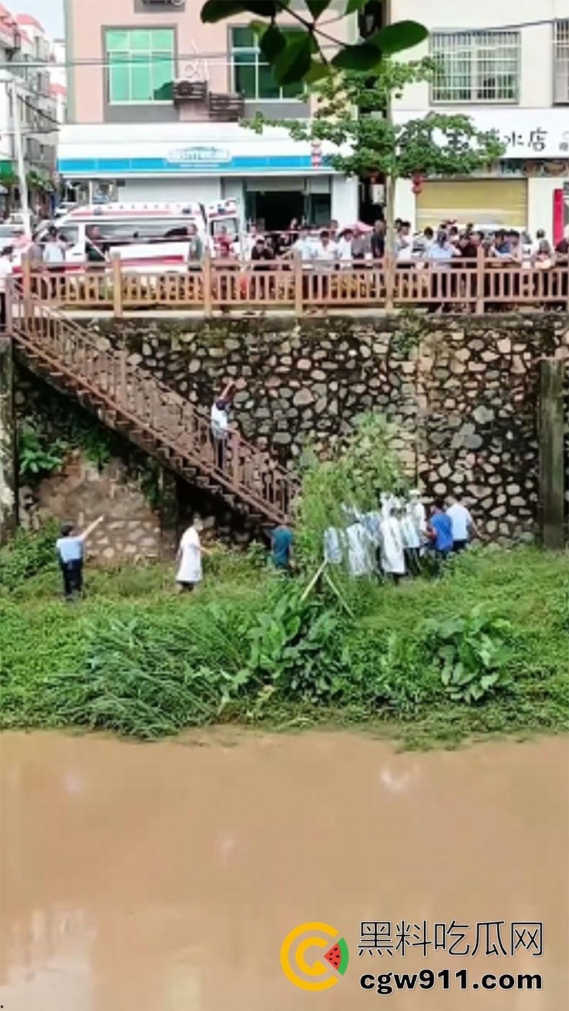 广东湛江女司机坠河，全程无人前去营救，万幸没有坠入河中，直到有群众报案后，才被120救走！-5