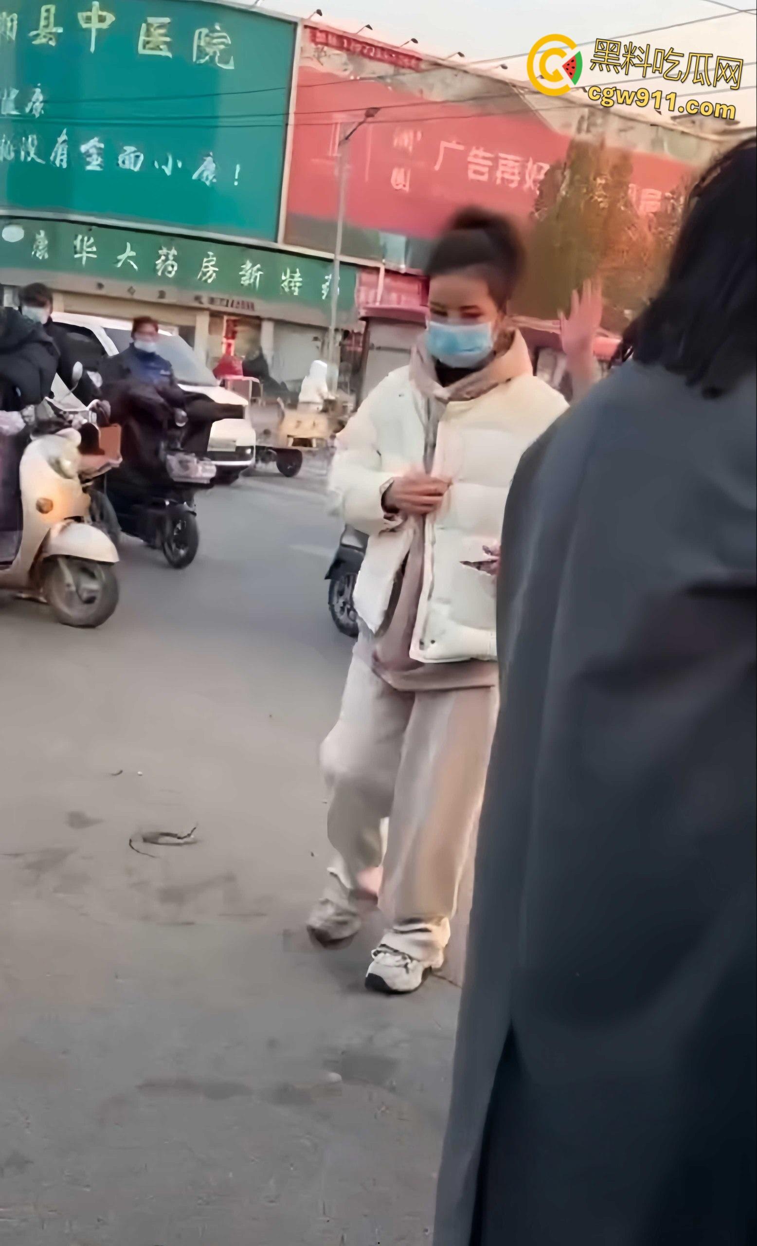 温州街头惊爆火辣抓奸大戏，原配带人当街手撕小三，怒骂掌掴不断，头发都给人家剪掉，场面火爆到炸！-2