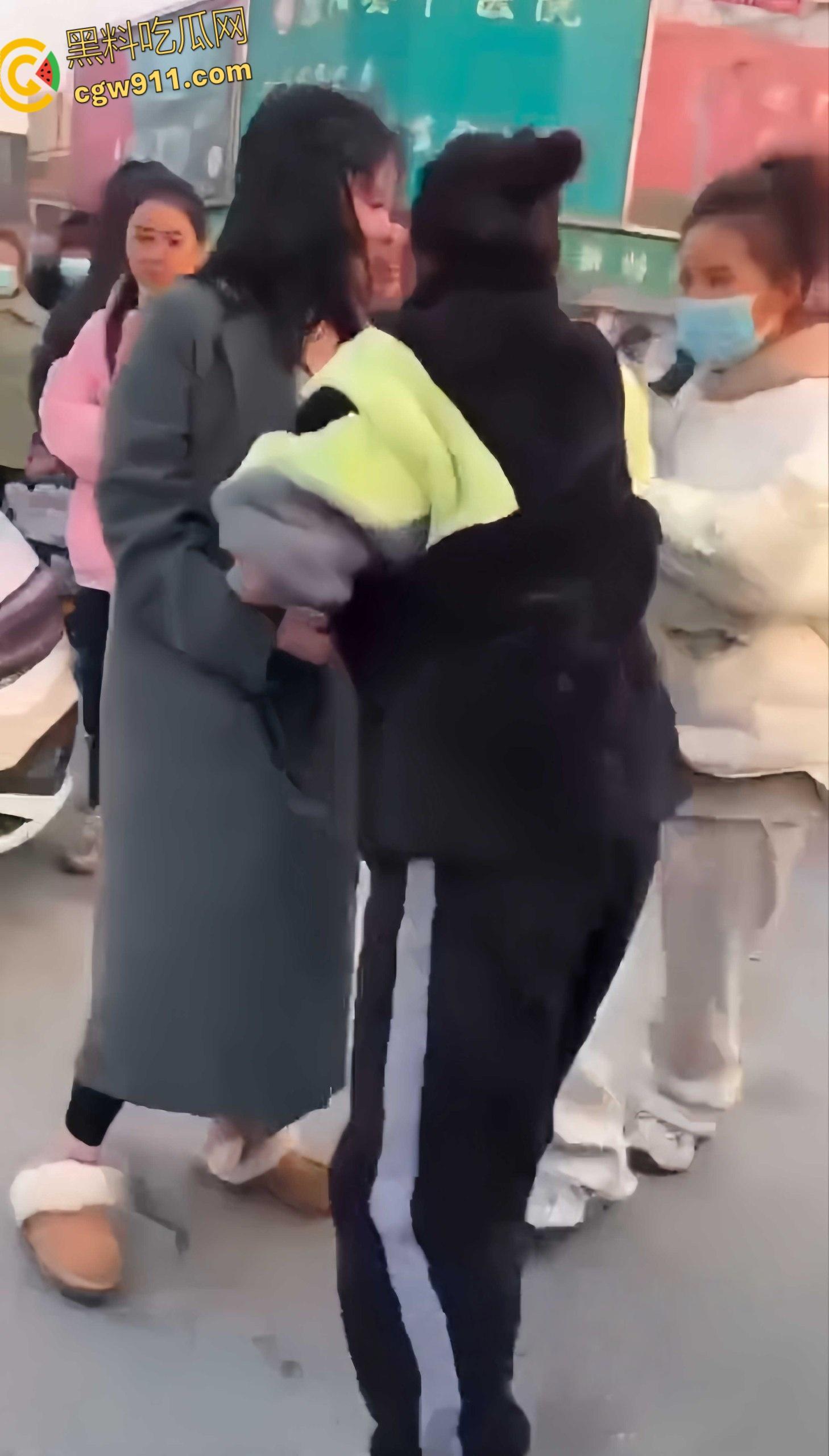 温州街头惊爆火辣抓奸大戏，原配带人当街手撕小三，怒骂掌掴不断，头发都给人家剪掉，场面火爆到炸！-4