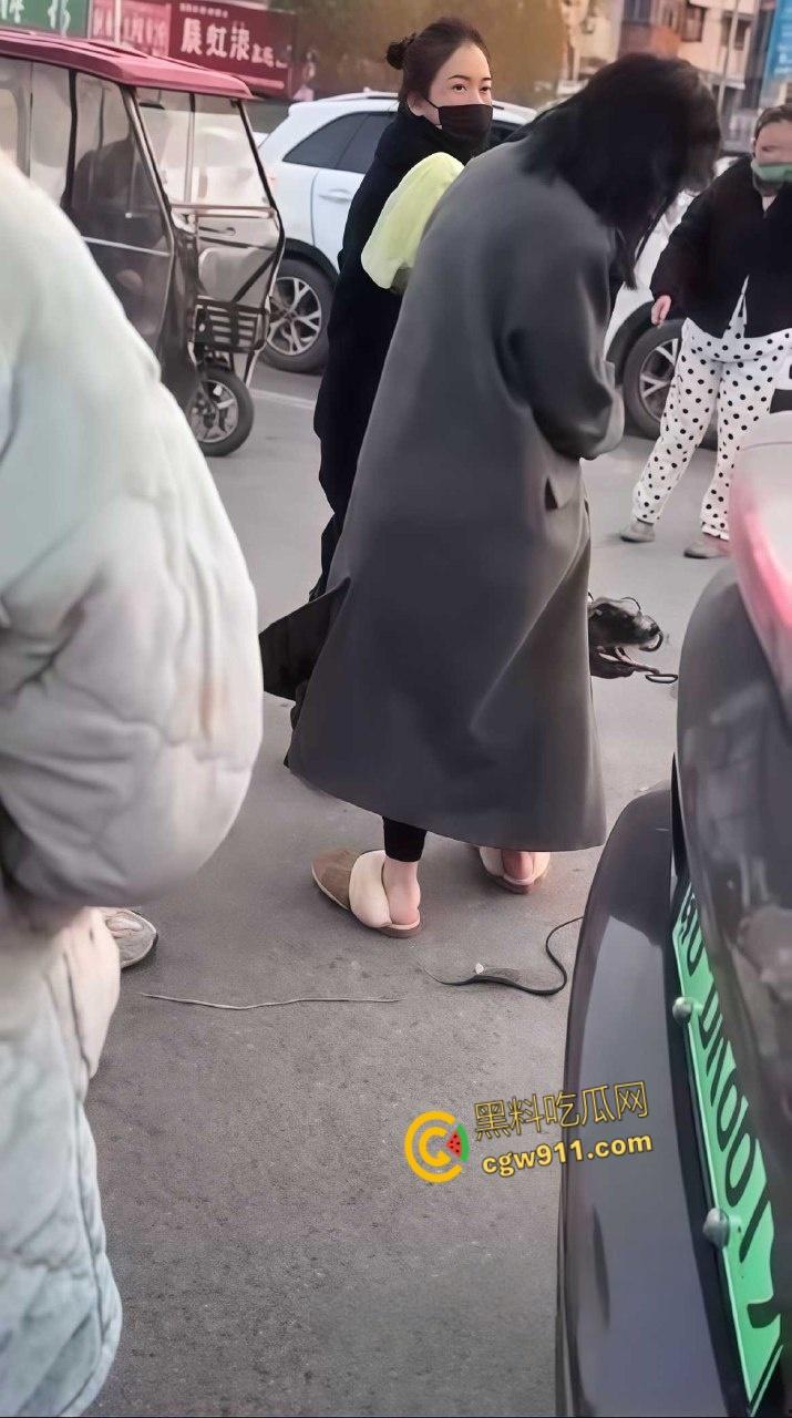 温州街头惊爆火辣抓奸大戏，原配带人当街手撕小三，怒骂掌掴不断，头发都给人家剪掉，场面火爆到炸！-5