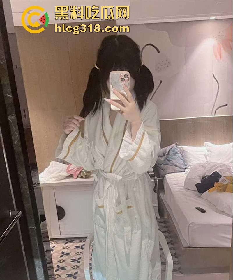 极品可爱福利姬【圆圆酱】可爱JK萝莉被金主无套后入，户外露出掰穴自慰，刺激感爆棚！-2