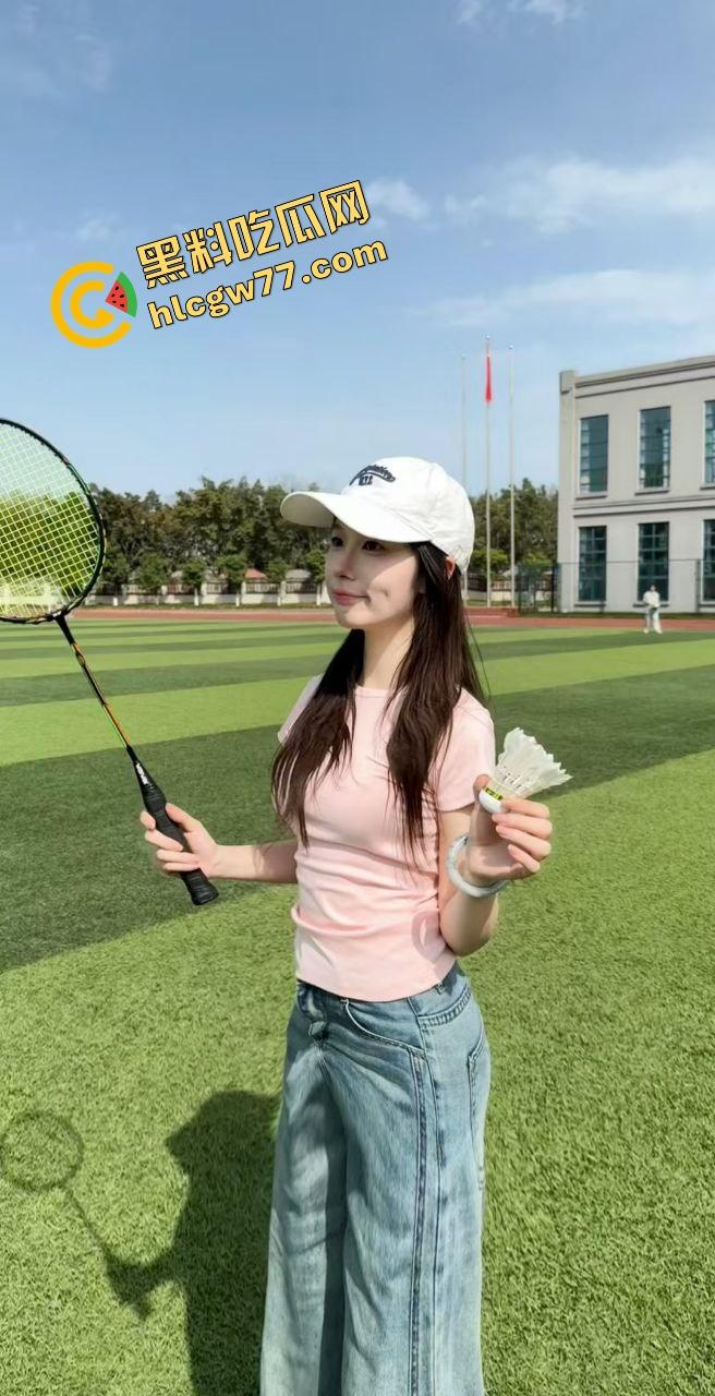 眼镜骚妻背着快枪老公开房3P，三根鸡巴轮流爆操刷锅内射，骚穴被塞爆高潮喷汁，绿帽老公直接被玩废！-1