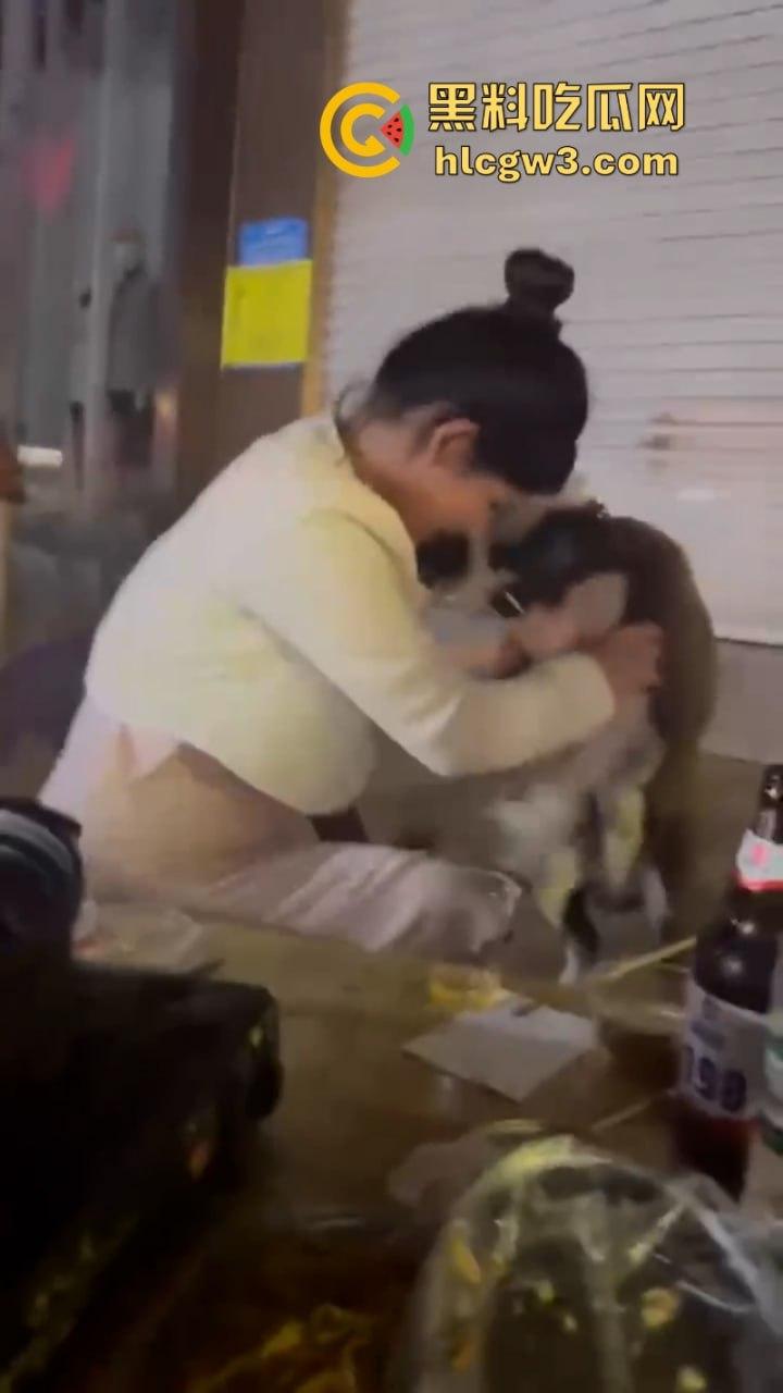 狗子发情当众操“妈”  大庭广众之下抱腿突击！美女吓得抱头躲避 在家没少干吧？-8