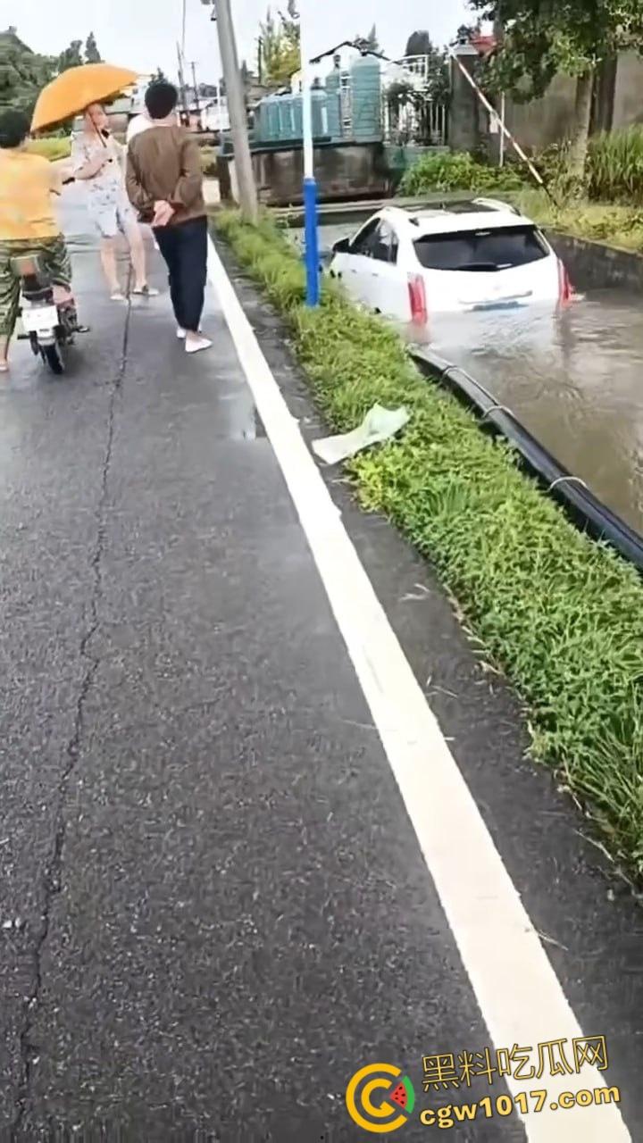 四川德阳花景村乡道，两辆小轿车双双栽进沟里，真是有卧龙的地方就有凤雏，这事情够笑一阵子了！-1