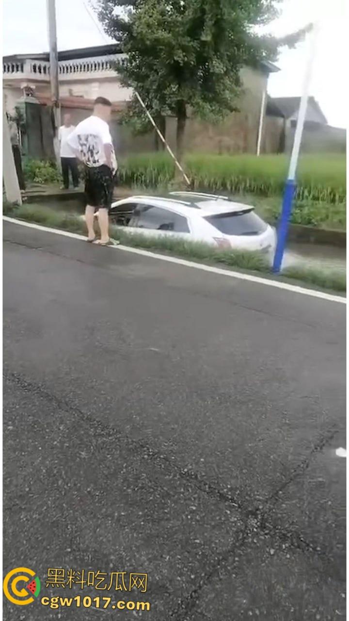 四川德阳花景村乡道，两辆小轿车双双栽进沟里，真是有卧龙的地方就有凤雏，这事情够笑一阵子了！-6