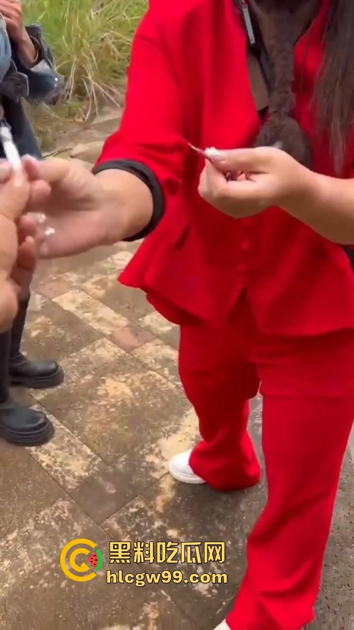 有见过鞭炮炸奶的吗？广西表妹为流量不惜亲身上演，隔着屏幕都觉得疼，内容炸烈！-4