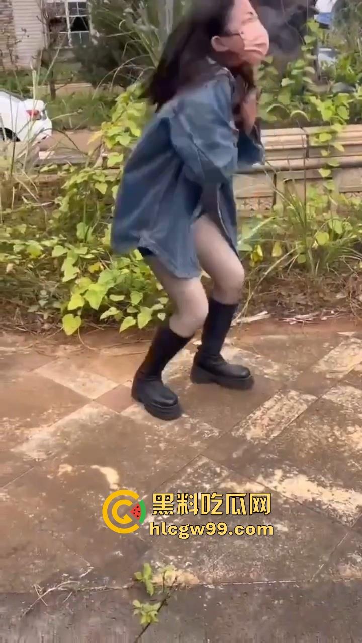 有见过鞭炮炸奶的吗？广西表妹为流量不惜亲身上演，隔着屏幕都觉得疼，内容炸烈！-11