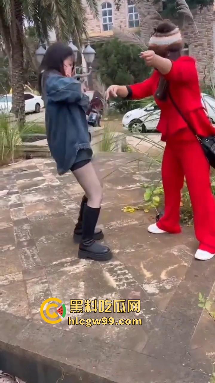 有见过鞭炮炸奶的吗？广西表妹为流量不惜亲身上演，隔着屏幕都觉得疼，内容炸烈！-13