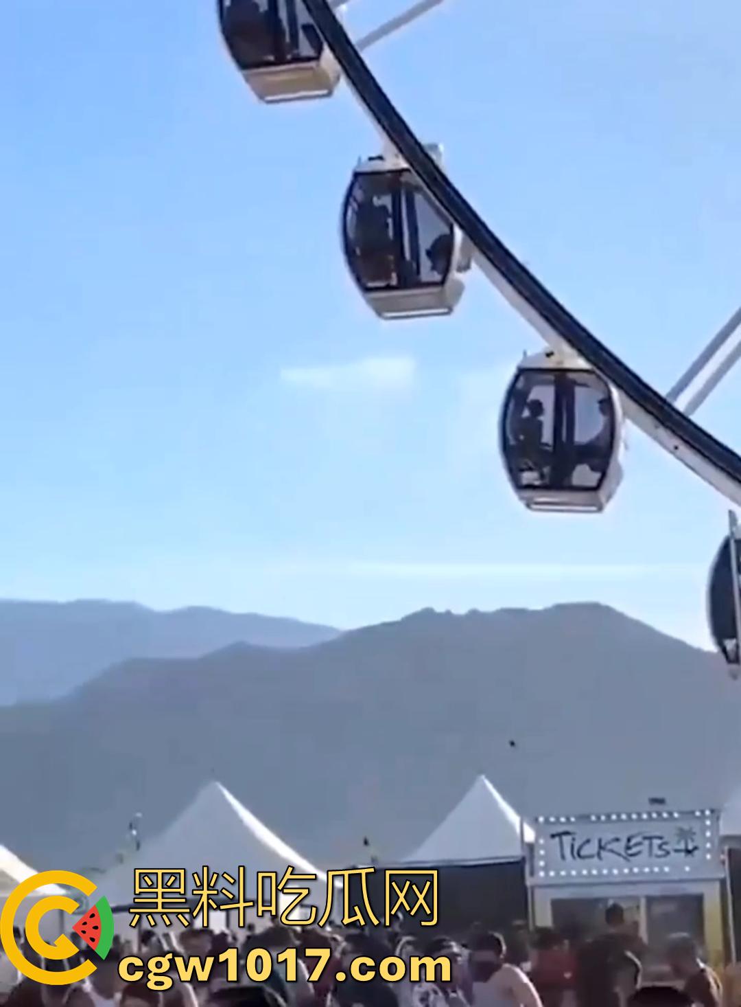 摩天轮刚启动就开吃！饥渴洋妞当众跪舔弟弟 舱内上演活春宫 生怕别人看不到 太敢玩了！-4