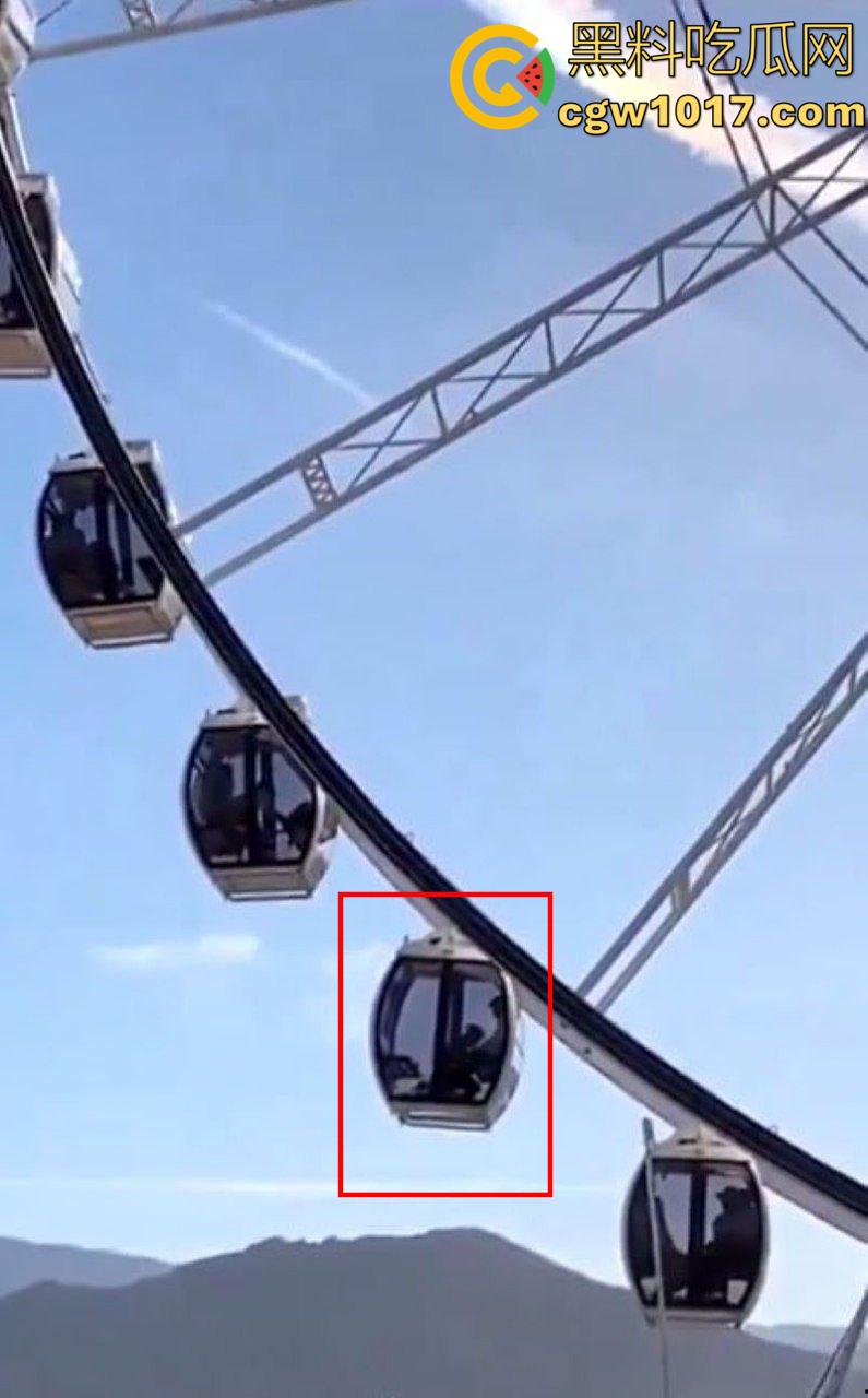 摩天轮刚启动就开吃！饥渴洋妞当众跪舔弟弟 舱内上演活春宫 生怕别人看不到 太敢玩了！-6