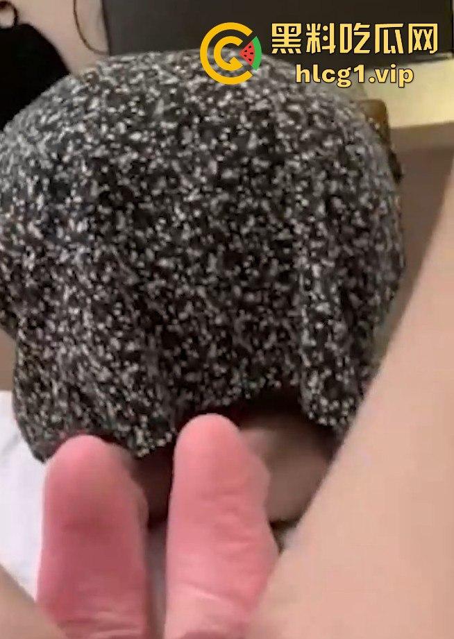 商场试衣间里的秘爱！碎花裙撩起后入爆操，忍不住叫出声来！-6