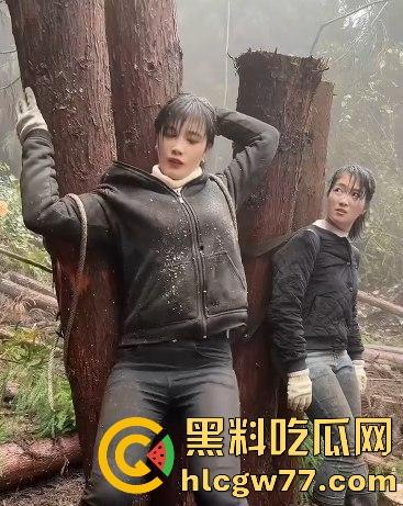 女汉子是怎样炼成的 为了生存两女子扛硕大原木下山 知道真相气愤不已！为了流量魔术抖整起来了-1