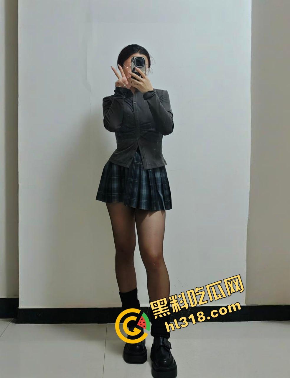 一手锅铲一手菜刀，妹子切着菜背后偷袭被人从背后顶住猛钻菊花，后庭前庭连环舔，围裙下全是水！-1