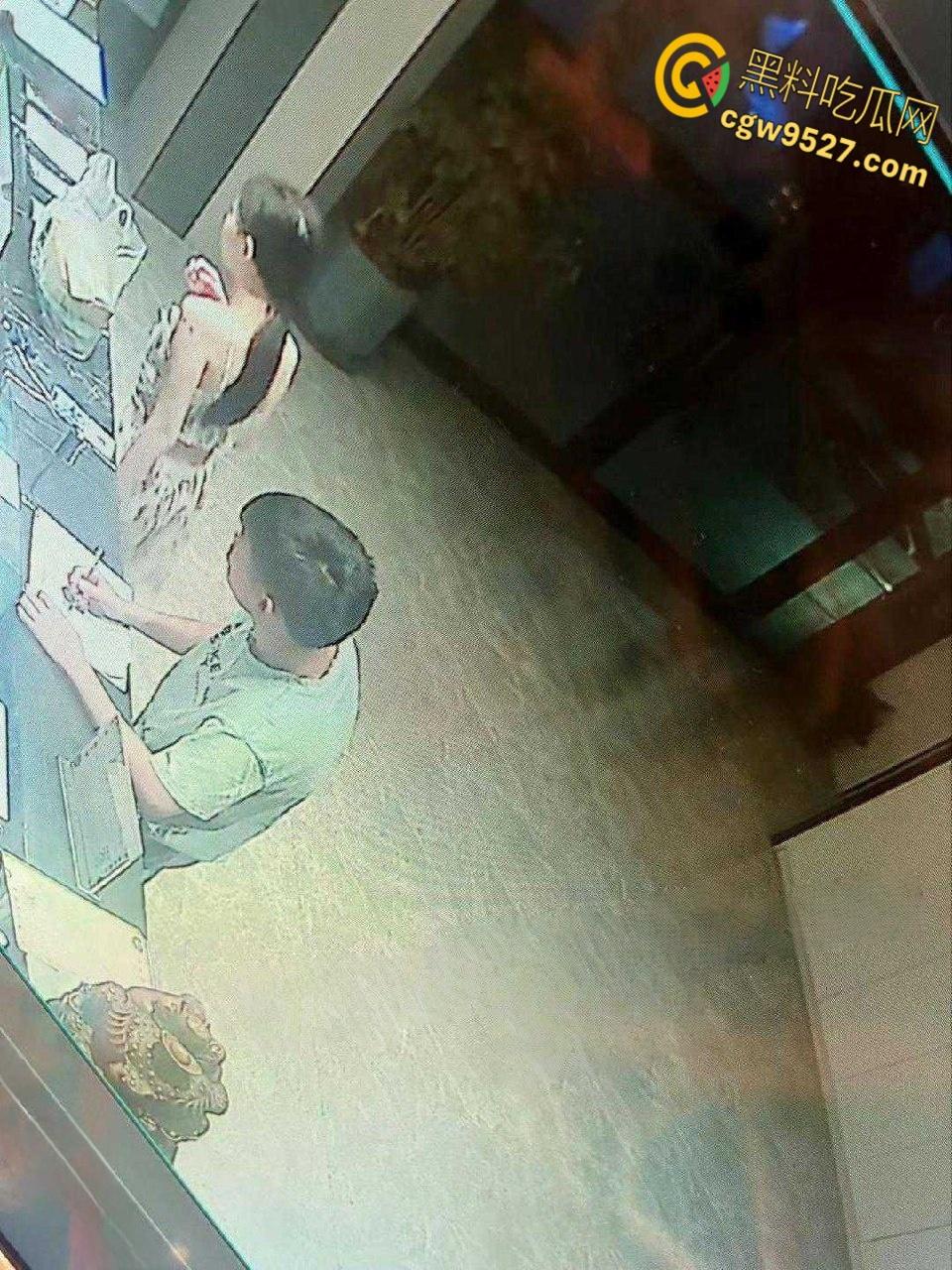 20岁吊带嫩妹结婚半年出轨，在酒店被老公捉奸在床，床上还有调教妹妹的滴蜡，这大兄弟真会吃 ！-2