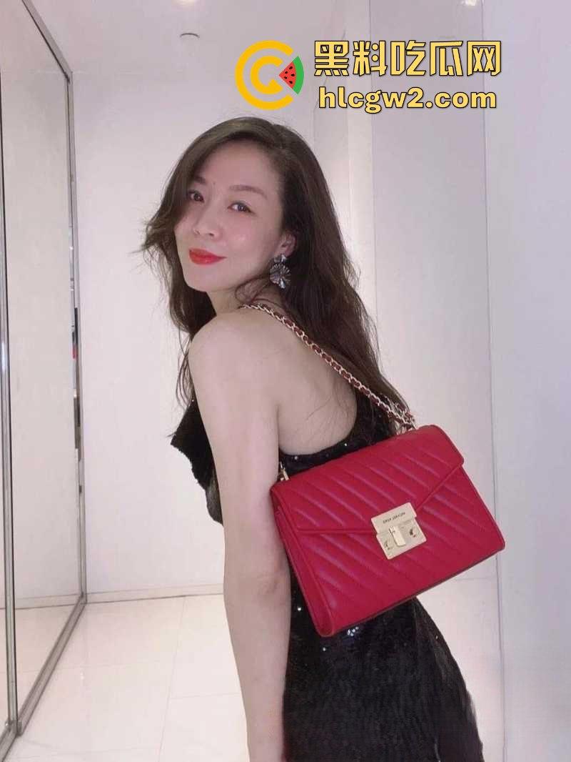 开小号撩到同学妈！老A8也是A8熟女风情太骚，渔网丝袜人欲火焚身，撩上她之后真是忍不住想直接上！-17