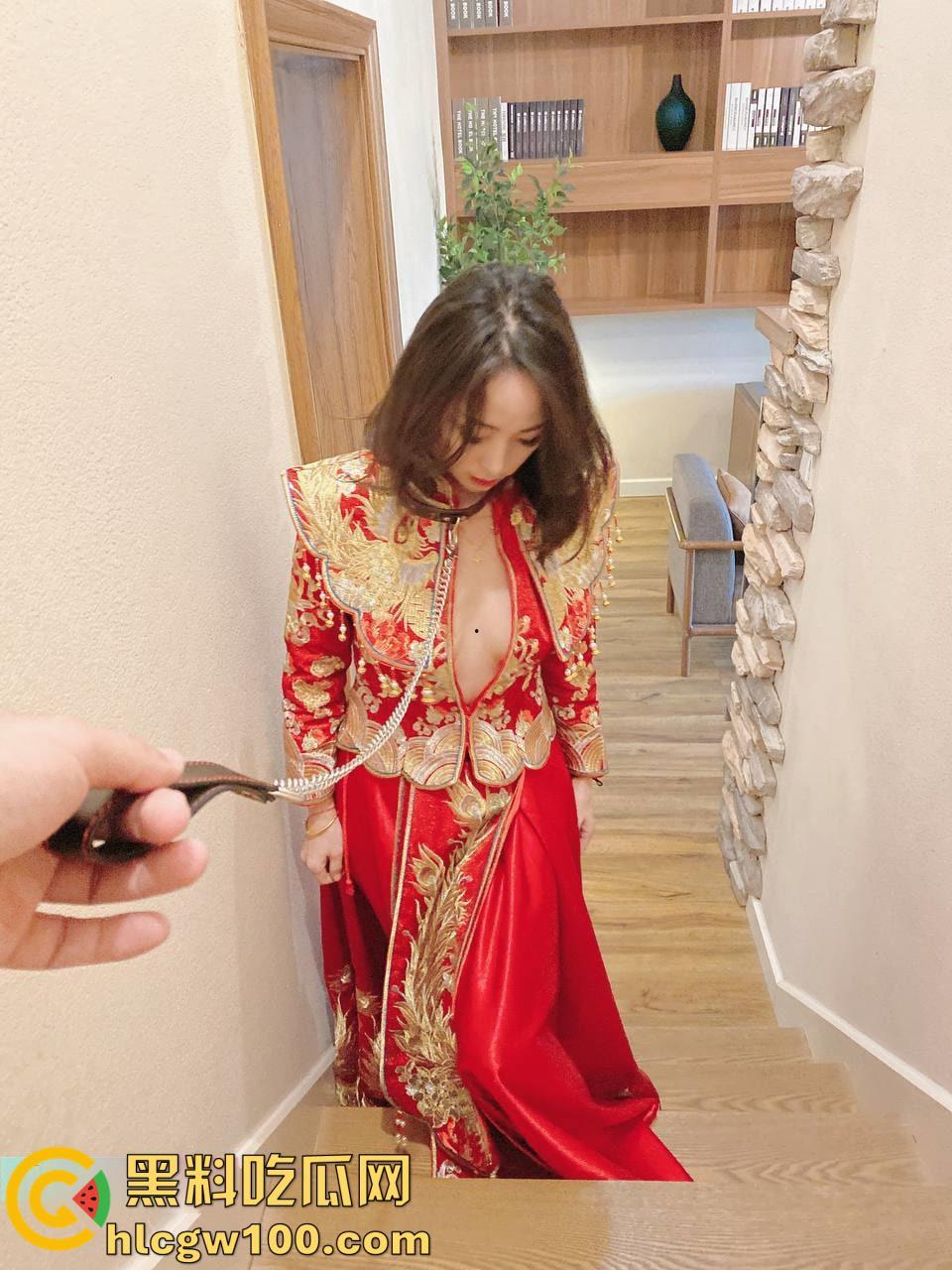 推特极品人妻【兔兔】秀禾婚纱空姐JK户外，N多主题调教母狗，闺蜜助战玩双飞185v+32p-10