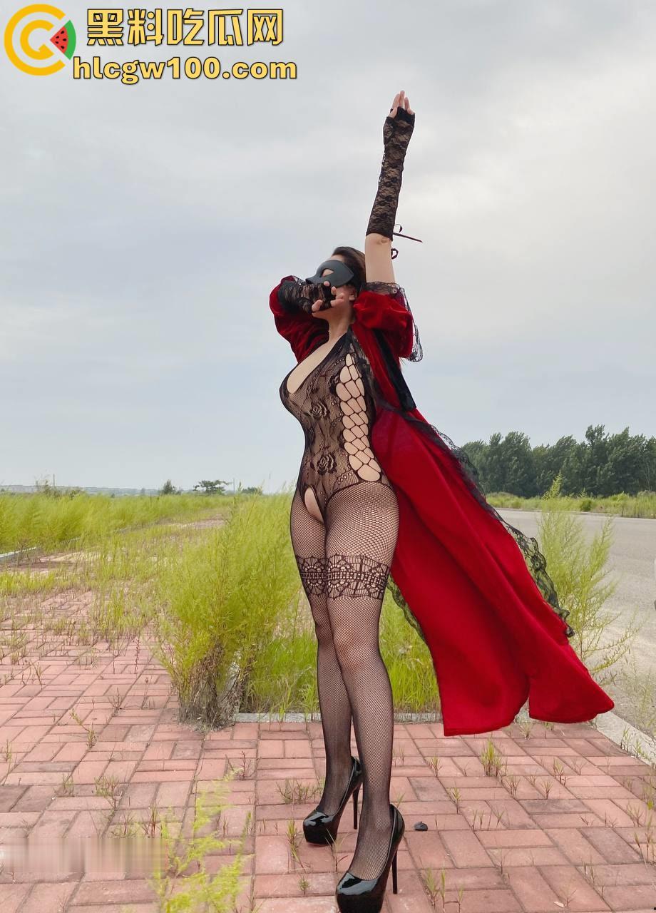 推特极品人妻【兔兔】秀禾婚纱空姐JK户外，N多主题调教母狗，闺蜜助战玩双飞185v+32p-14