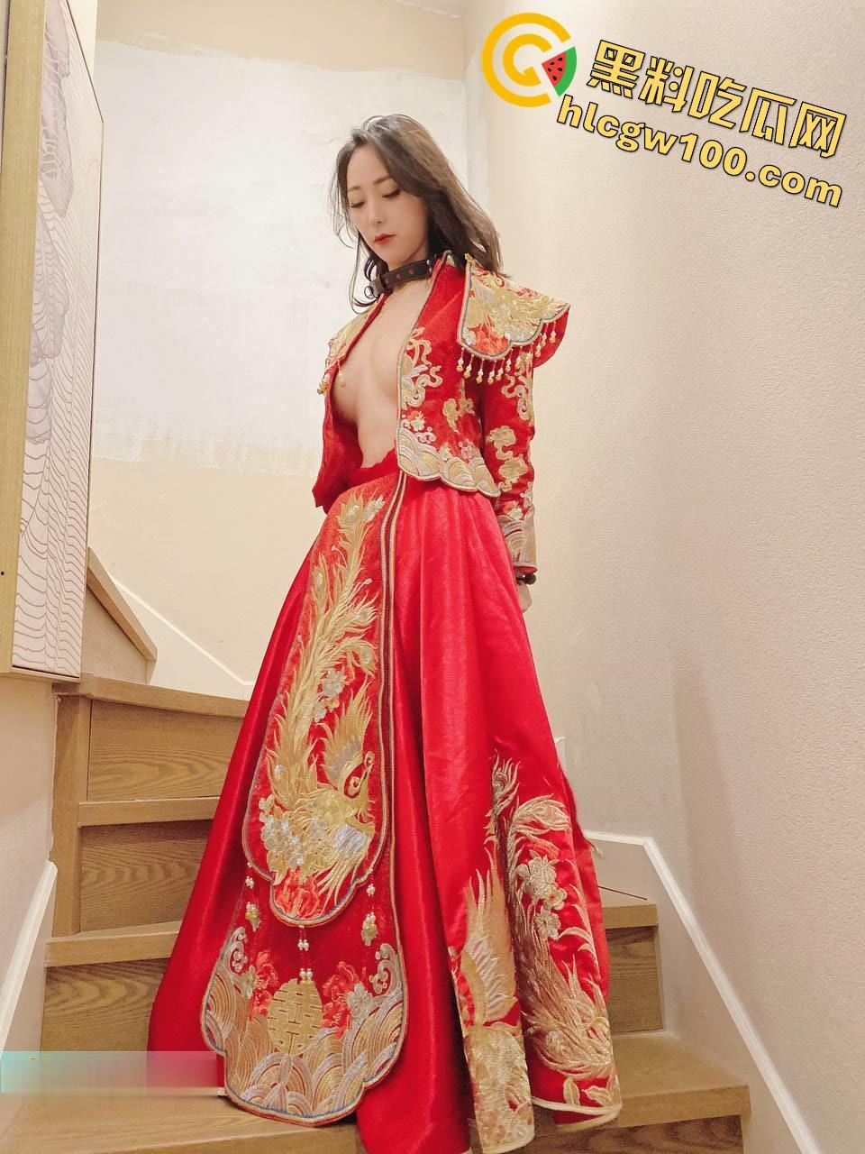 推特极品人妻【兔兔】秀禾婚纱空姐JK户外，N多主题调教母狗，闺蜜助战玩双飞185v+32p-34