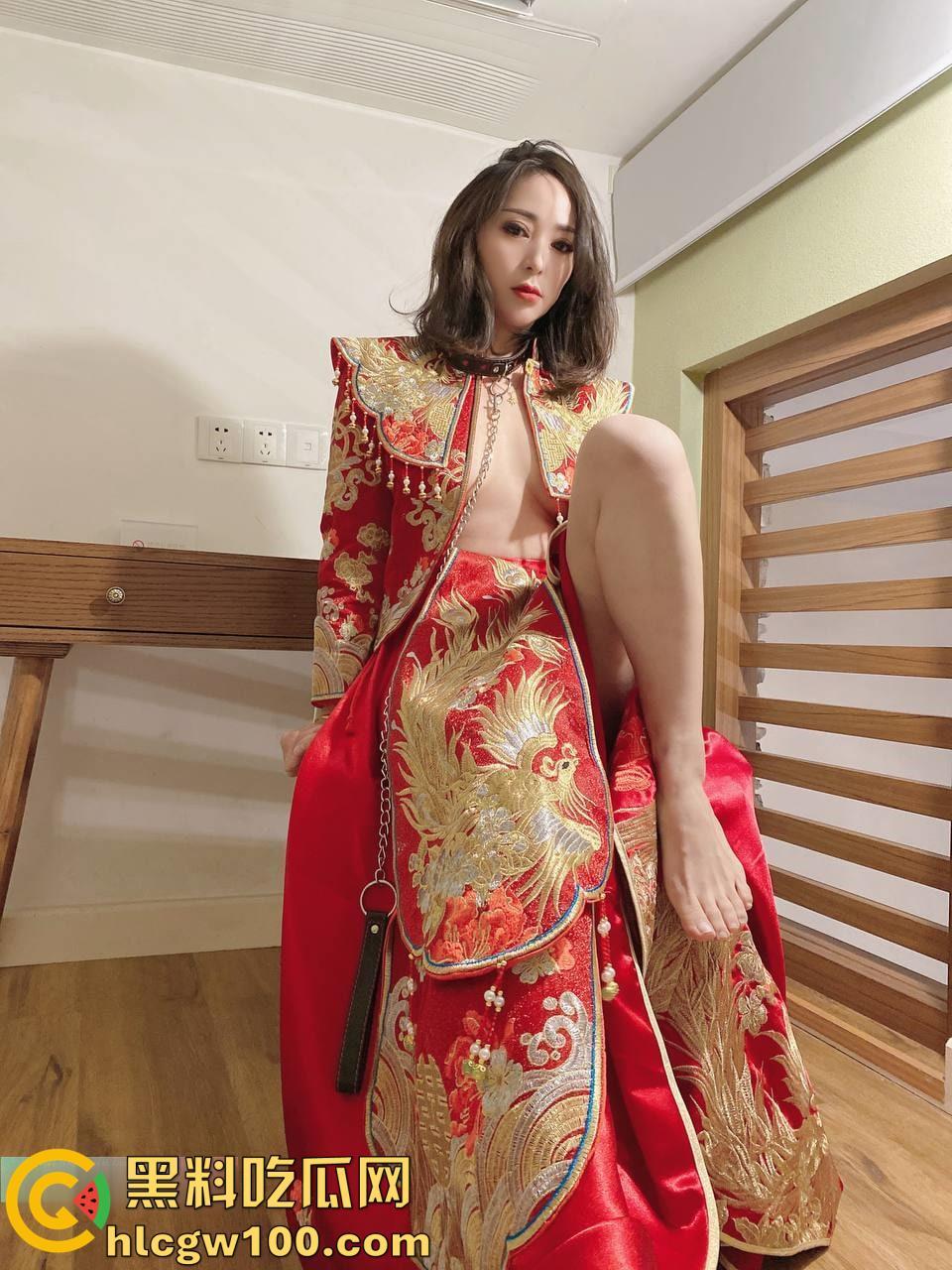 推特极品人妻【兔兔】秀禾婚纱空姐JK户外，N多主题调教母狗，闺蜜助战玩双飞185v+32p-45