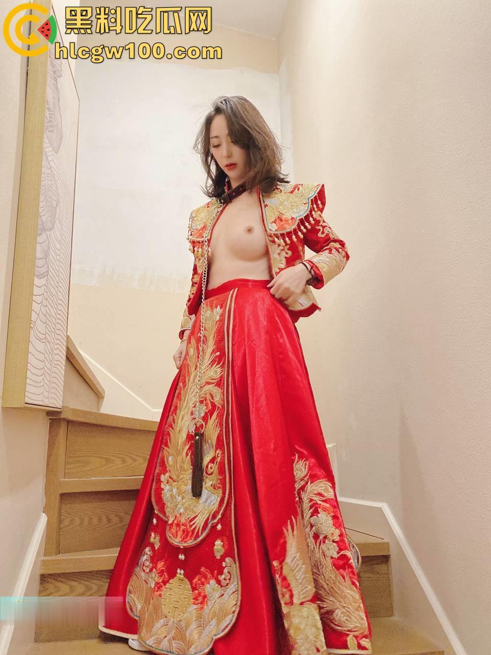 推特极品人妻【兔兔】秀禾婚纱空姐JK户外，N多主题调教母狗，闺蜜助战玩双飞185v+32p-46