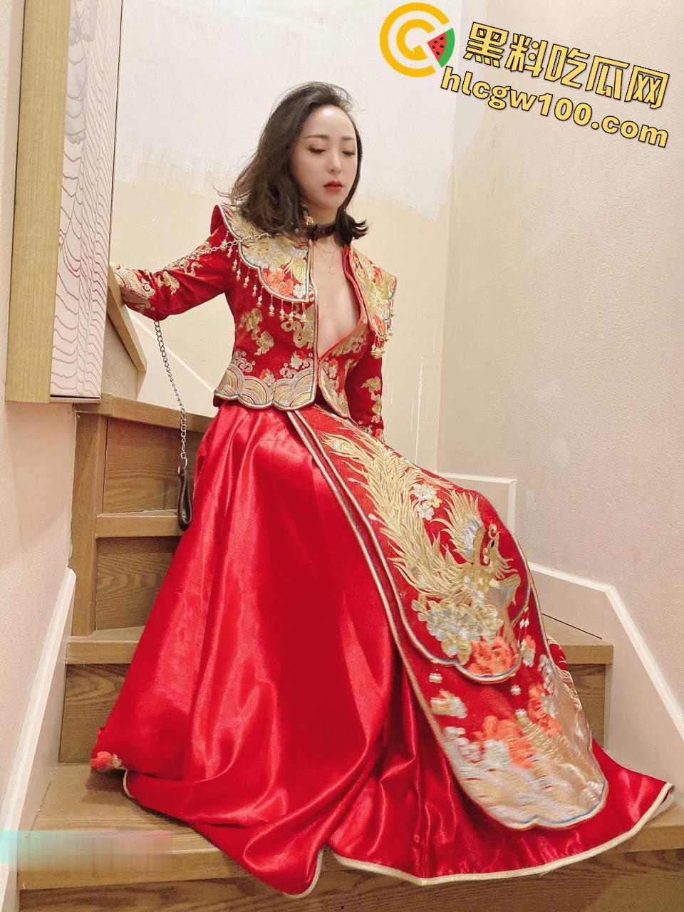 推特极品人妻【兔兔】秀禾婚纱空姐JK户外，N多主题调教母狗，闺蜜助战玩双飞185v+32p-47