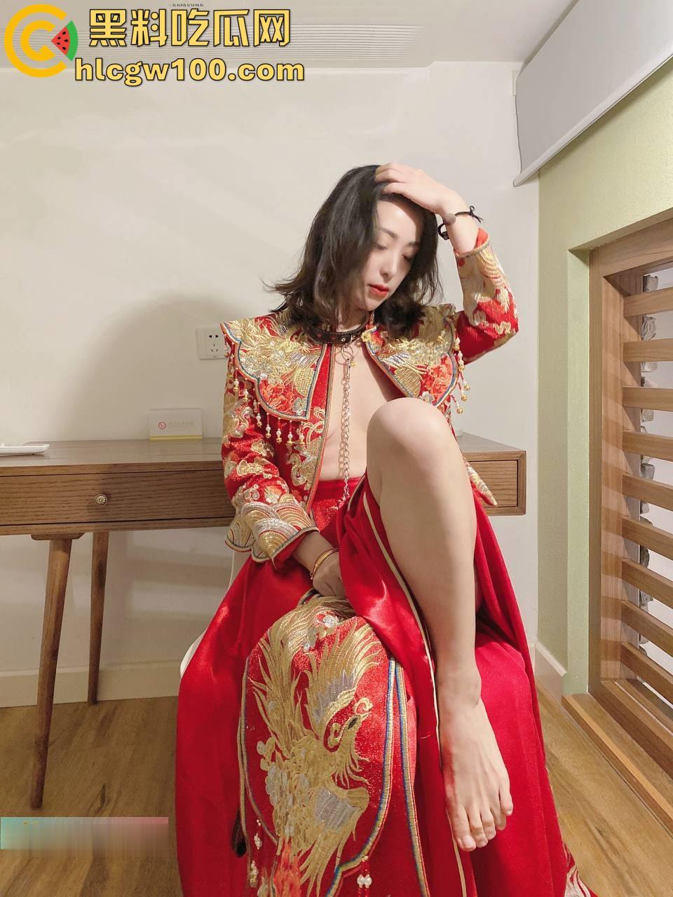 推特极品人妻【兔兔】秀禾婚纱空姐JK户外，N多主题调教母狗，闺蜜助战玩双飞185v+32p-71