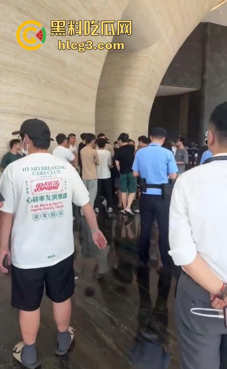 权没维上 还交了20块停车费？极氪背后的生存之战 极氪车主彻底破防 老车主拉横幅维权-8