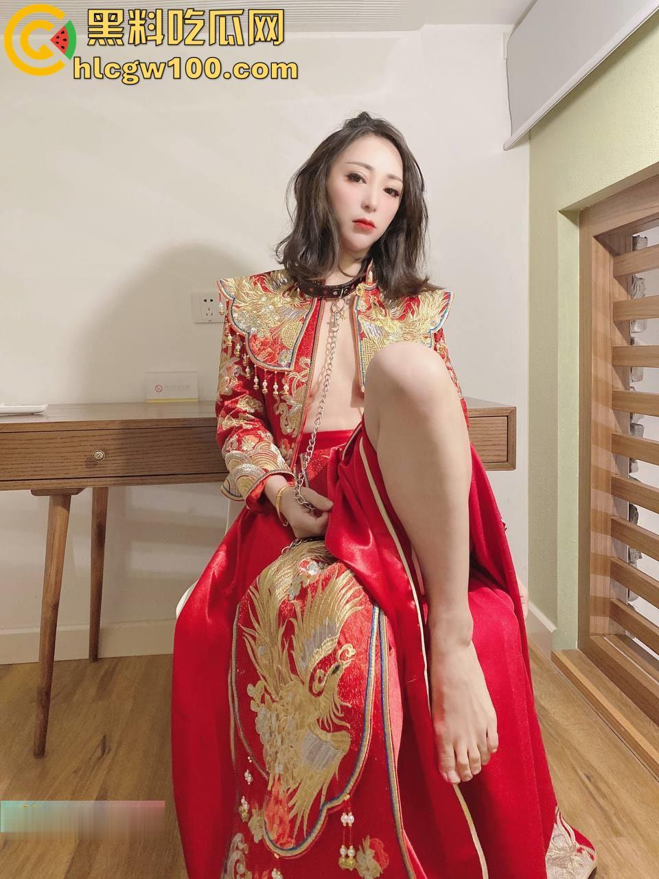 推特极品人妻【兔兔】秀禾婚纱空姐JK户外，N多主题调教母狗，闺蜜助战玩双飞185v+32p-91