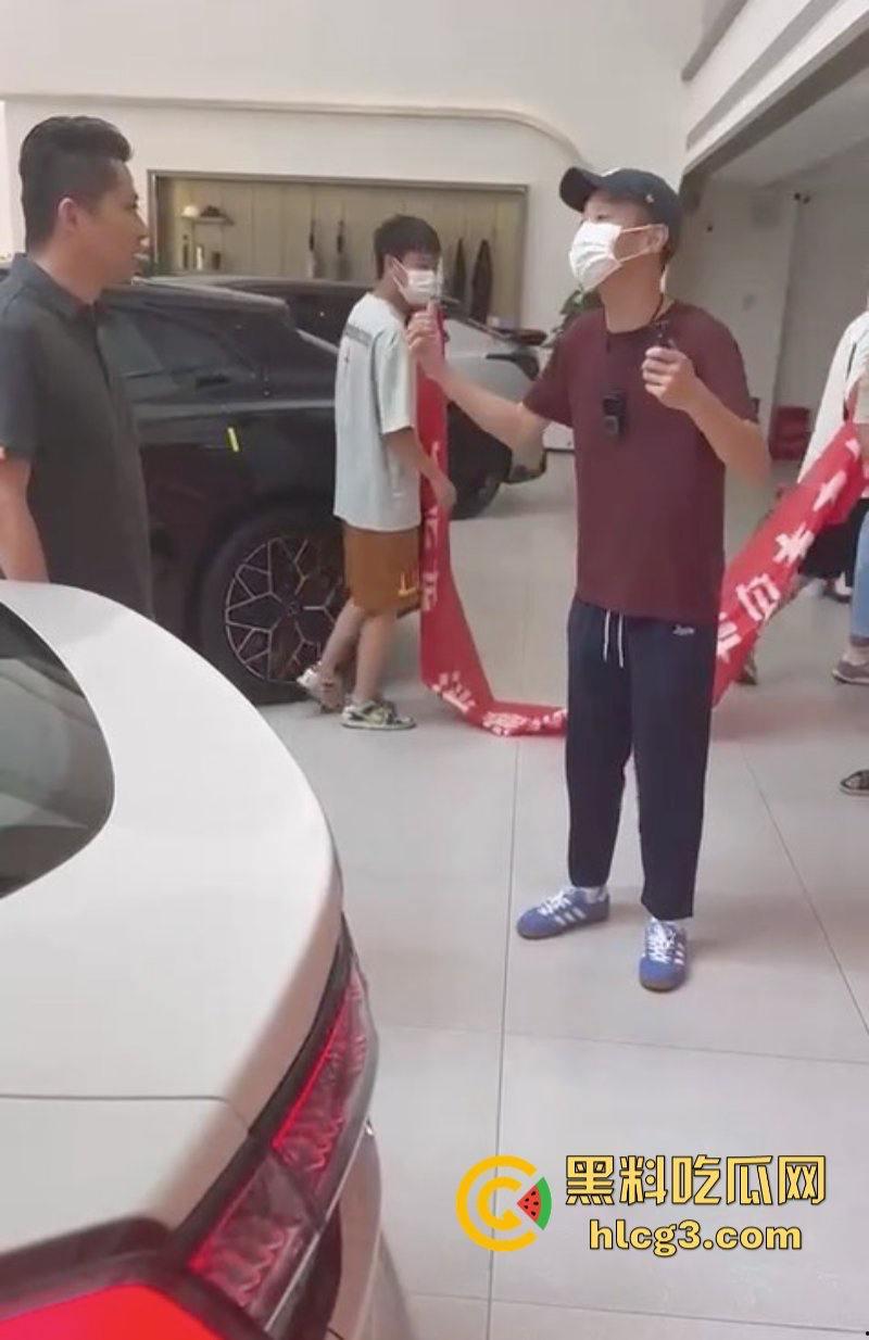 权没维上 还交了20块停车费？极氪背后的生存之战 极氪车主彻底破防 老车主拉横幅维权-10