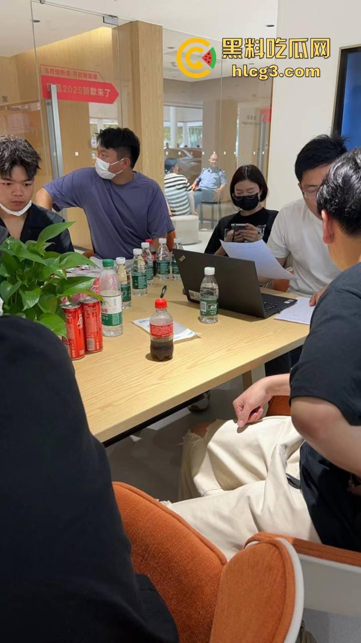 权没维上 还交了20块停车费？极氪背后的生存之战 极氪车主彻底破防 老车主拉横幅维权-12