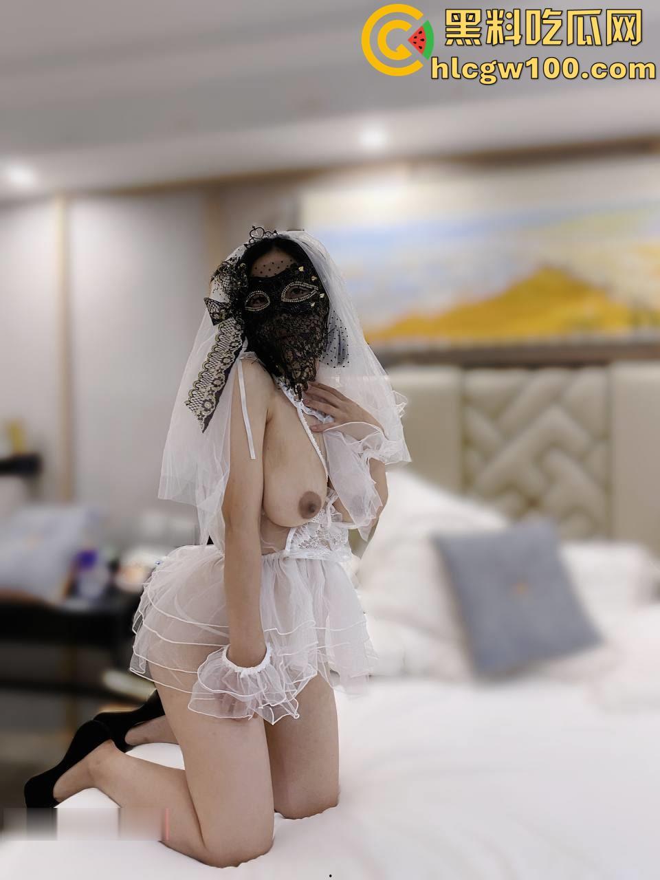 推特极品人妻【兔兔】秀禾婚纱空姐JK户外，N多主题调教母狗，闺蜜助战玩双飞185v+32p-99