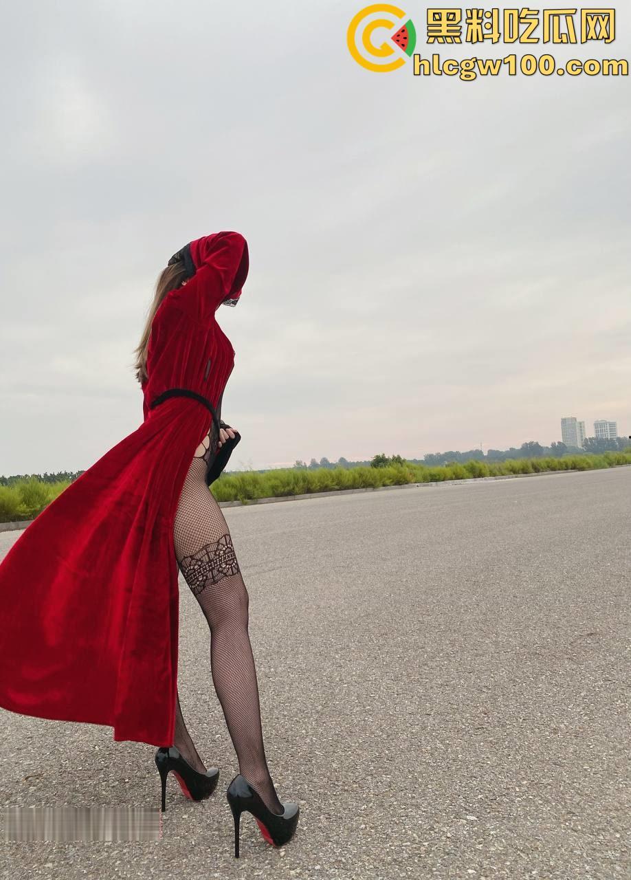 推特极品人妻【兔兔】秀禾婚纱空姐JK户外，N多主题调教母狗，闺蜜助战玩双飞185v+32p-117