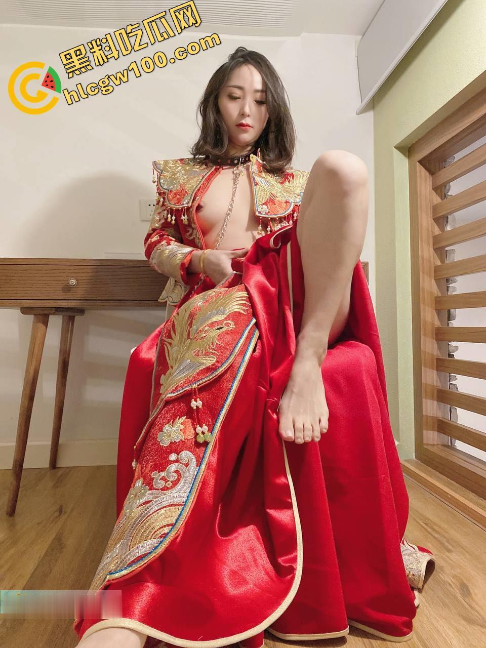 推特极品人妻【兔兔】秀禾婚纱空姐JK户外，N多主题调教母狗，闺蜜助战玩双飞185v+32p-140