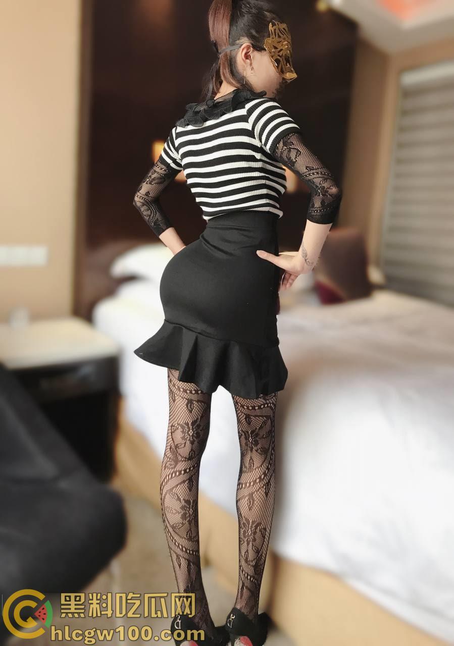 推特极品人妻【兔兔】秀禾婚纱空姐JK户外，N多主题调教母狗，闺蜜助战玩双飞185v+32p-141