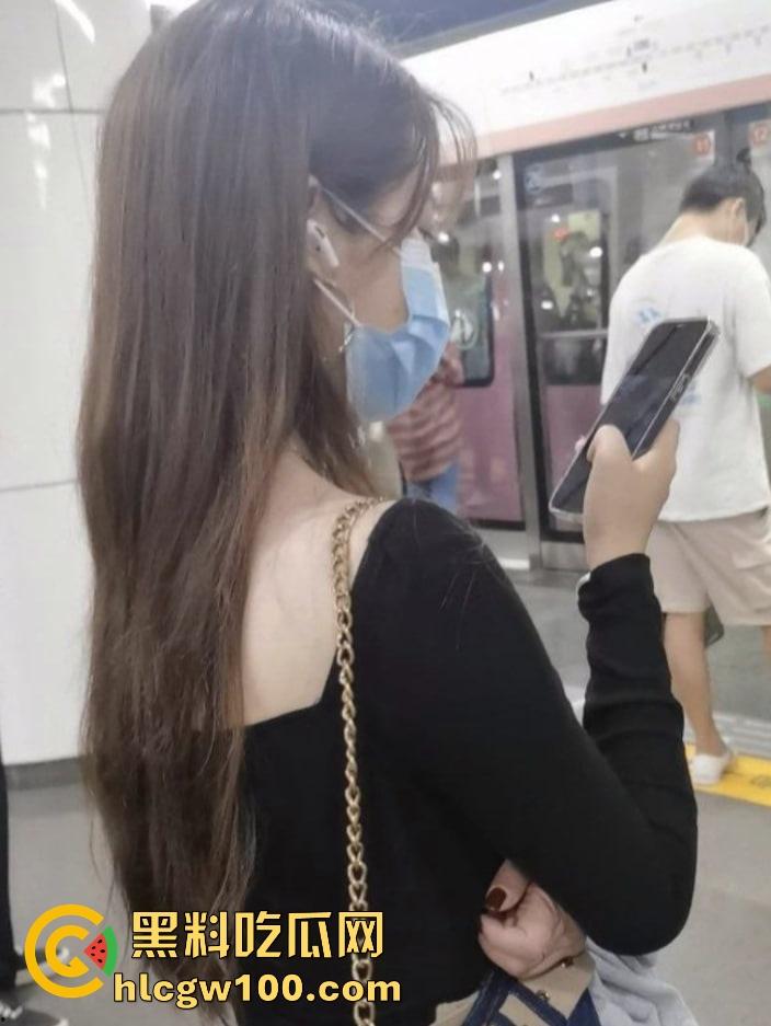 抄胸大神地铁乳房偷拍传奇出手 清纯美少女到良家人妻 短暂春光乍泄 奶子风景千姿百态 还原奶子的别样风采！-4