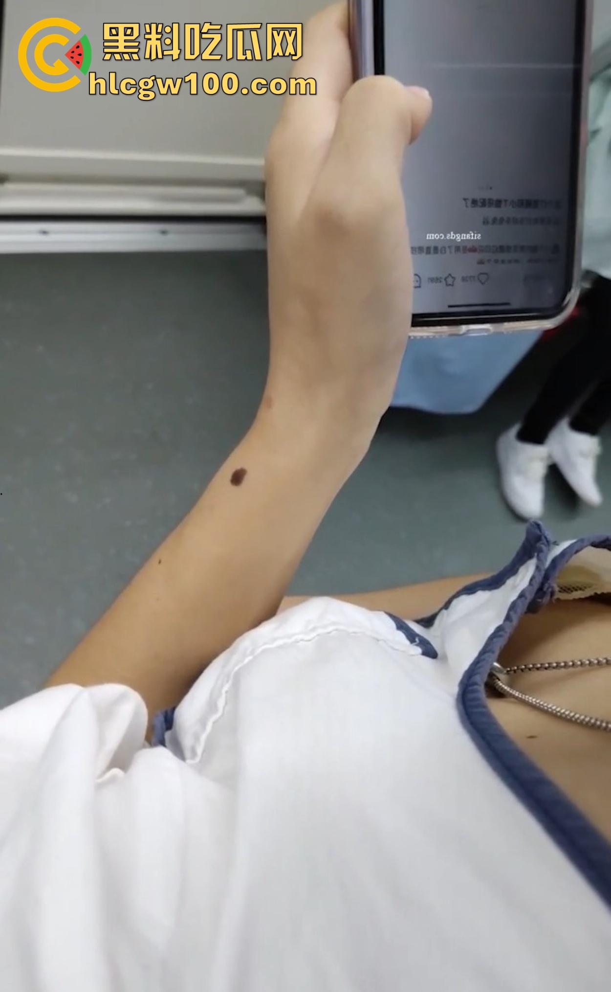 抄胸大神地铁乳房偷拍传奇出手 清纯美少女到良家人妻 短暂春光乍泄 奶子风景千姿百态 还原奶子的别样风采！-12