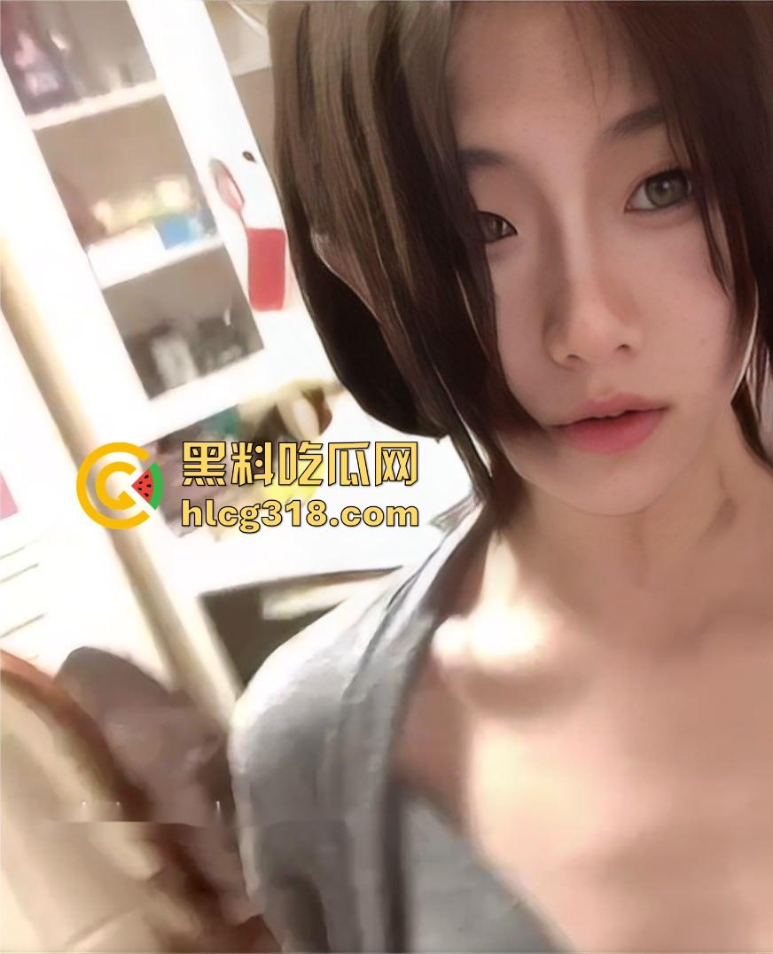 抖音高颜值网红【何何子】线下约炮金主视频曝光 S型爆炸身材舔奶挑逗 一脸媚像 淫荡十足！-2